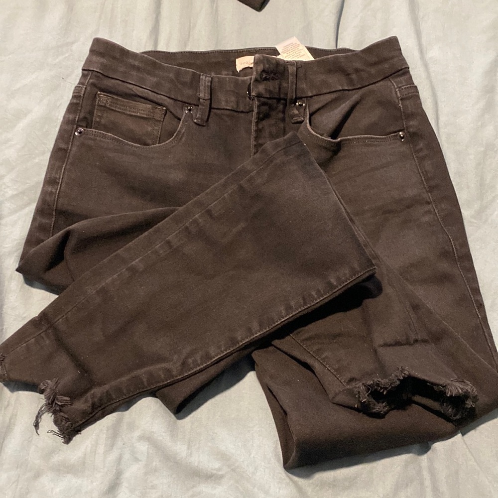 Good American Black Frayed Ankle Jeans!